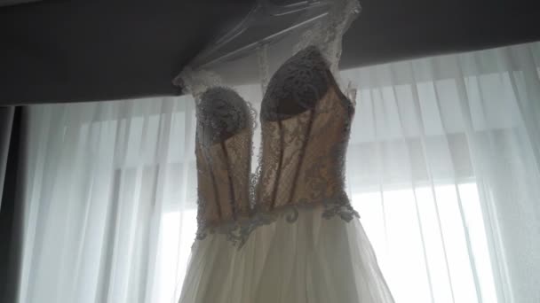 花嫁のための豪華なウェディングドレス。ブライダルホワイトのガウン. — ストック動画