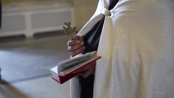 Prêtre priant à l'église. Cérémonie chrétienne . — Video