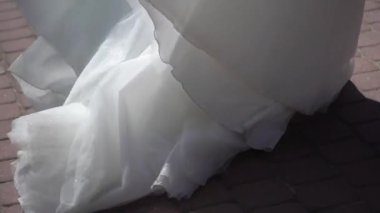 Şehirde bir düğün çifti. Gelin ve damat el ele tutuşuyorlar.