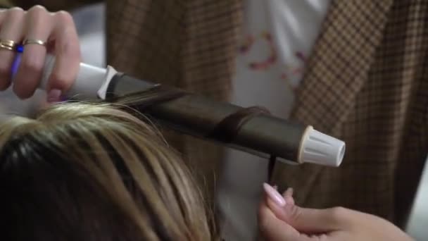理发师给新娘理发. 一个年轻女孩的婚礼发型。 发型师做发型 — 图库视频影像