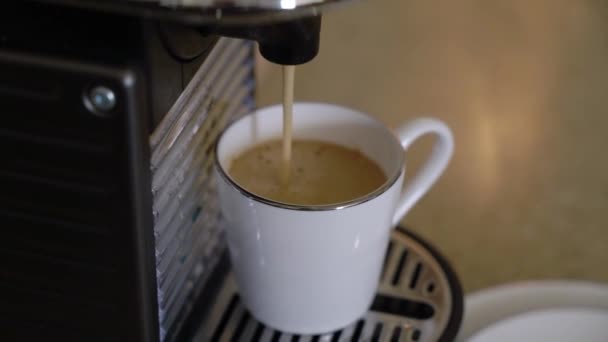 Kelyhet kávéval reggel. Reggeli otthon — Stock videók