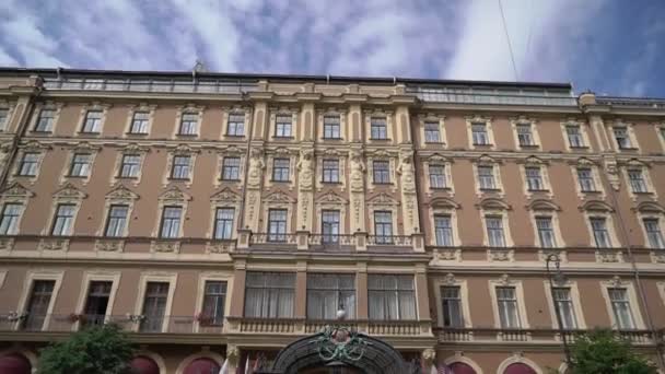 SAINT-PETERSBURG, RUSIA - 7 de agosto de 2019: Belmond Grand hotel Europe entrada y fachada . — Vídeos de Stock