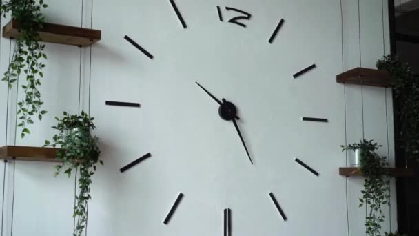 Klocka på väggen på kontoret eller hemma — Stockvideo