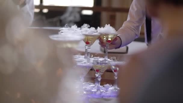 Torre de pirâmide de copos com champanhe. Espumante vinho alcoólico na festa, celebração, casamento, aniversário ou aniversário . — Vídeo de Stock