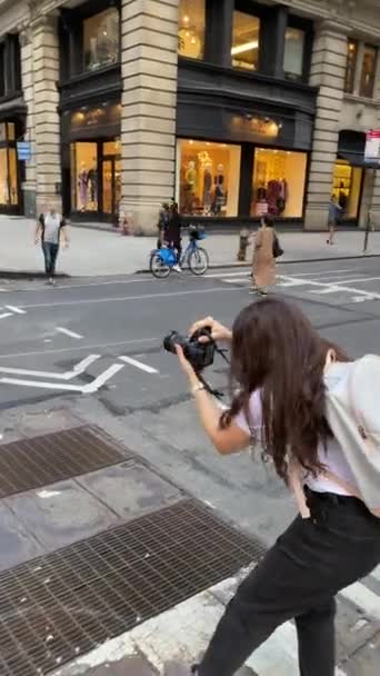 New York, USA - 1. října 2019: Vertikální video. Fotograf a model v ulicích města Midtown na Manhattanu. — Stock video