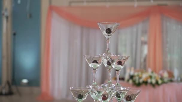 Torre piramidale di bicchieri con champagne. Vino spumante alla festa, celebrazione, matrimonio, compleanno o anniversario . — Video Stock