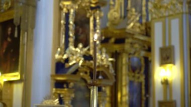 Mumlar kilisede alev alır.