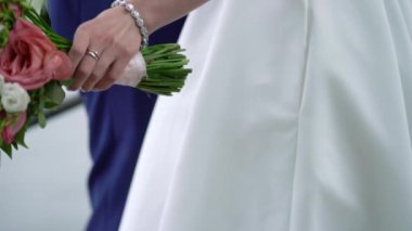 Düğün çifti sarılıyor. Gelin ve damat kucaklıyor