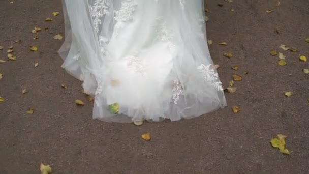 Jeune mariée en robe de mariée marchant dans un parc. Mode robe de luxe blanche 