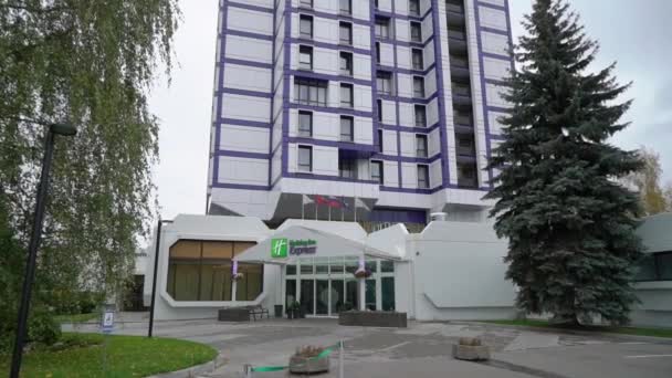 Moskwa, Rosja - 12 października 2019: Holiday Inn Express hotel elewacja. — Wideo stockowe