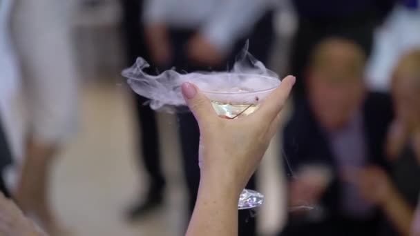 Persoon die op het feest een glas wijn, champagne of andere alcoholische drank bij de hand heeft, klopt — Stockvideo