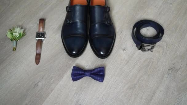 Mans accessories - shoes, boutonniere, watch, belt and parfume. Groom fashion for wedding. — Stockvideo