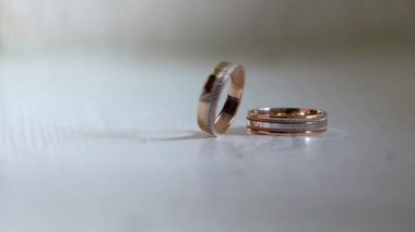 Evlilik yüzükleri. Bir çift evlilik sembolü. Gelin ve damadın karı koca olma aşkı. Evlilik sembolü.