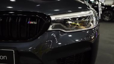 Saint-Petersburg, Rusya - 28 Temmuz 2019: Bmw M5 arabası. Otomobil ayarı. Kraliyet Otomobil Fuarı.