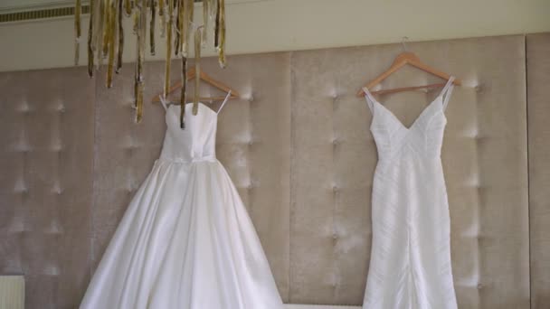 花嫁のための2つの豪華なウェディングドレス。ブライダルホワイトのガウン. — ストック動画