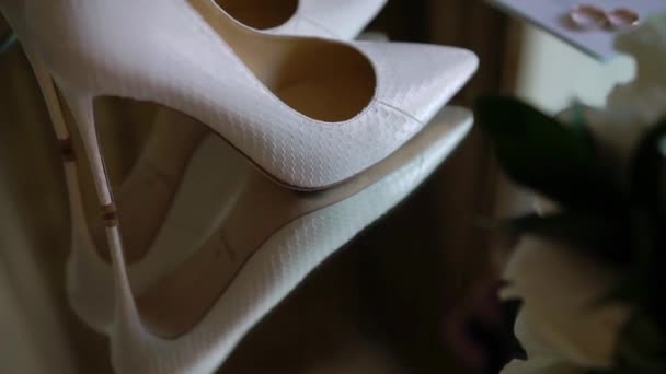Γαμήλια νυφικά λευκά παπούτσια — Αρχείο Βίντεο