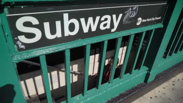 NEW YORK, USA - OCTOBER 1, 2019: Wanita muda keluar dari pintu masuk kereta bawah tanah di kota New York, Amerika Serikat . — Stok Video