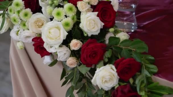 Vasos, platos, cubiertos y servilletas. Mesas decoradas con flores para la fiesta. Recepción de la boda, cumpleaños, aniversario. — Vídeo de stock