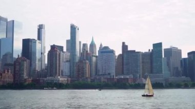 New York, Usa - 1 Ekim 2019 New York şehri çevresinde tekne gezisi, Usa. Hudson Körfezi ve Aşağı Manhattan Kuleleri.