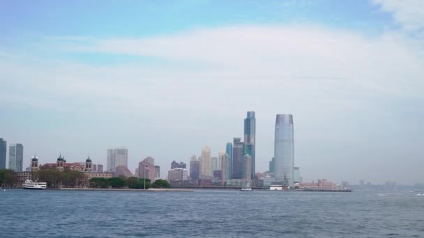 Човен подорожує по новому місту Йорку, Уса. Гудзонова затока, Бруклінський міст і вежі Нижнього Манхеттена. — стокове відео