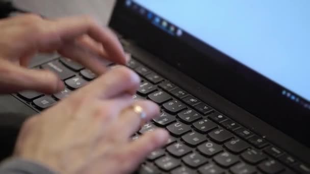 Mann tippt Text an Laptop-Tastatur — Stockvideo