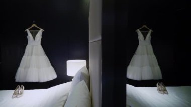 Gelin için lüks gelinlik. Gelin beyaz elbisesi.