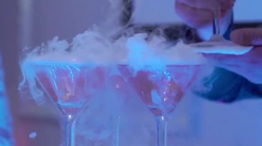 Şampanya kadehli piramit kulesi. Partide alkollü şarap, kutlama, düğün, doğum günü ya da yıldönümü.