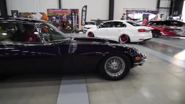 Saint-petersburg, russland - 28. juli 2019: alter retro jaguar. Autotuning. Royale Automesse. — Stockvideo