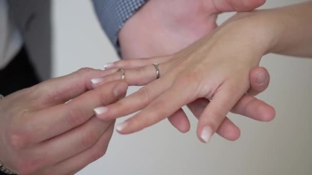 Novia y novio intercambian anillos de boda en la ceremonia. Hermosa pareja. — Vídeo de stock