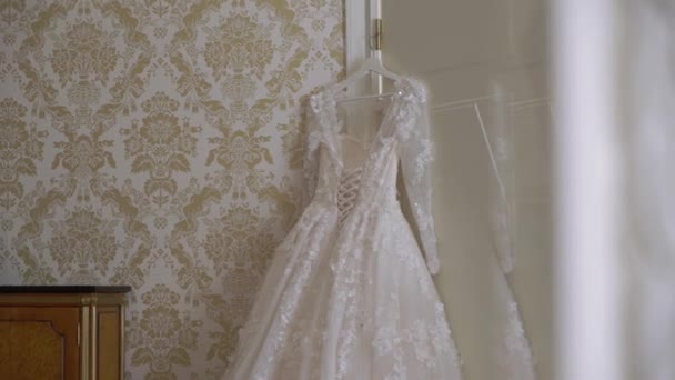 Luxe trouwjurk voor bruid. Witte bruidsjurk. — Stockvideo