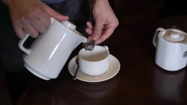 Νεαρός άνδρας πίνει τσάι από το φλιτζάνι το πρωί. Πρωινό στο σπίτι — Αρχείο Βίντεο