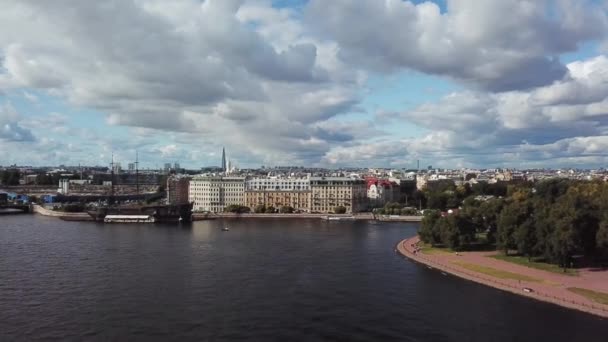 St. Petersburg Rusya 'nın hava manzarası. Şehir merkezinde, Neva Nehri 'nde, Peter ve Paul Kalesi' nde, bir yaz günü ahşap gemi ve setin üzerinde uçuyor. — Stok video