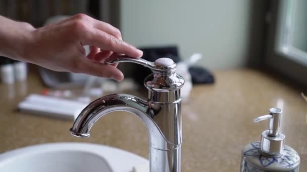 Mann spritzt sich morgens mit Waschbecken Wasser ins Gesicht und wäscht sich die Hände — Stockvideo