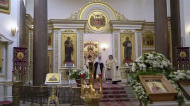 Saint-Petersburg, Rusya - 4 Ağustos 2019: Kilisede dua eden rahip. Hıristiyanlık töreni.