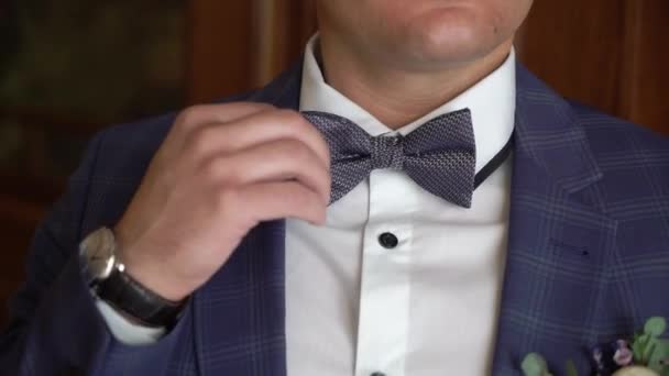 Junger Mann zog Fliege an. Dressing für Feierlichkeiten, Geschäftstreffen oder Hochzeiten — Stockvideo