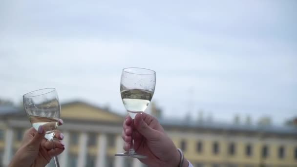 Jeune couple ou amis cliquetis verres avec champagne au yacht. Voile sur un bateau en croisière en ville — Video