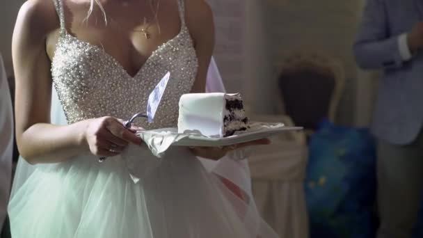 Γαμήλια τούρτα. Παραδοσιακό εορταστικό επιδόρπιο στο πάρτι. Νύφη και γαμπρός κομμένα κομμάτι — Αρχείο Βίντεο