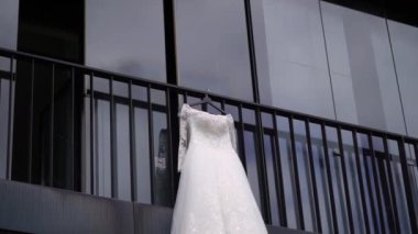Gelin için lüks gelinlik. Gelin beyaz elbisesi.