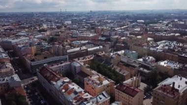 St. Petersburg Rusya 'nın hava manzarası. Şehir merkezinde, Pravda Caddesi 'nde, Hermitage Oteli' nde yaz günü uçuyorum.