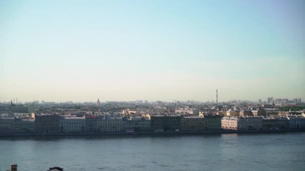 Stadsbilden i Sankt Petersburg, Ryssland. Utsikt från toppen antenn vid floden Neva, Aurora slagskepp museum och centrum. — Stockvideo