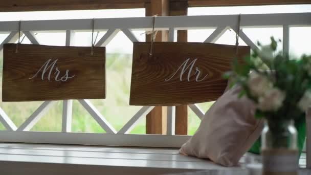 M. et Mme Signez. Plaques en bois décorées pour mariage . — Video