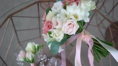 Bir buket beyaz ve pembe gül. Gelinin düğün buketi. Yeni evlilerin sabah hazırlıkları. Çiçek aranjmanı