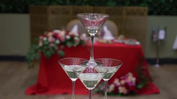 Pirámide torre de copas con champán. Vino espumoso de alcohol en la fiesta, celebración, boda, cumpleaños o aniversario . — Vídeo de stock