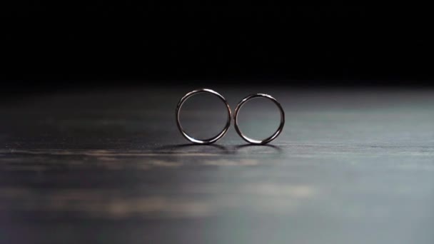 Trouwringen. Een paar huwelijkssymbolen. Liefde voor bruid en bruidegom die vrouw en man worden. Huwelijksymbool. — Stockvideo