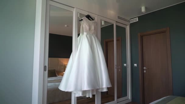 Luxus esküvői ruha a menyasszonynak. Menyasszonyi fehér ruha. — Stock videók