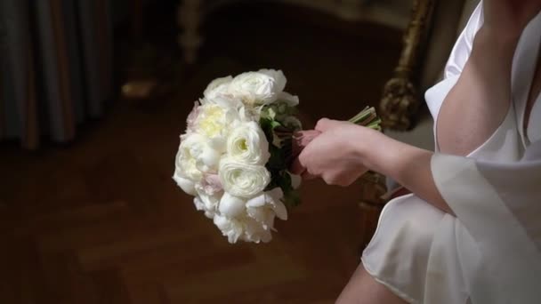 İç çamaşırlı güzel bir kız ya da çiçekli bir bornoz. Düğün buketi, düğün sabahı. Kadın pozu — Stok video
