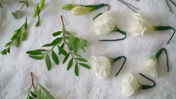 白色玫瑰为发式花。 新娘的婚礼风格。 理发师 — 图库视频影像