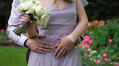 Düğün çifti sarılıyor. Gelin ve damat kucaklıyor