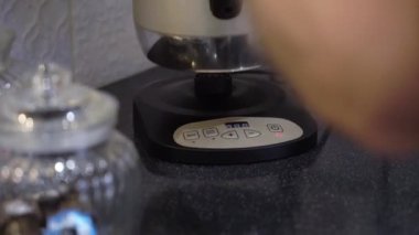 Çaydanlığı sıcak çay ya da kahve içmek için suyla dolduruyorum.