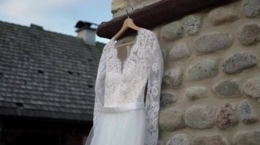 Gelin için lüks gelinlik. Gelin beyaz elbisesi.